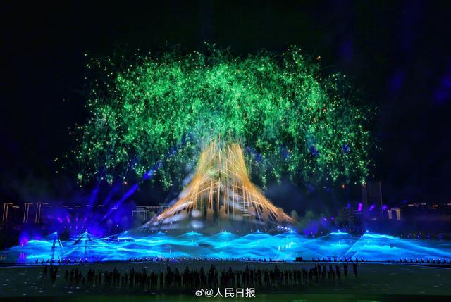 成都世运会烟火长出“友谊之树”成都世运会烟火盛放，友谊之树茁壮成长